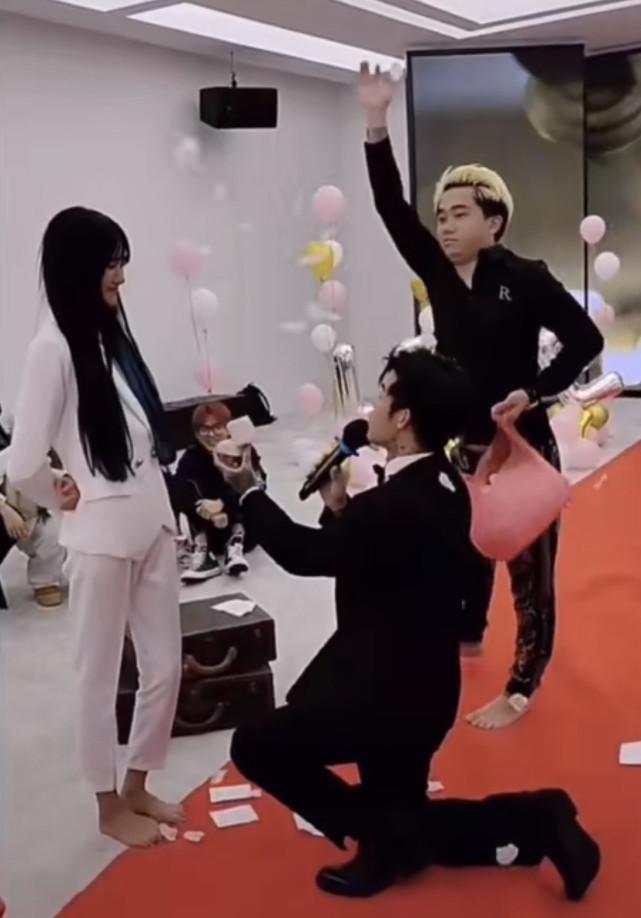 外国小伙用365天求婚视频的BGM,居然藏着这么深的秘密? 外国小伙用365天求婚视频的BGM,居然藏着这么深的秘密?