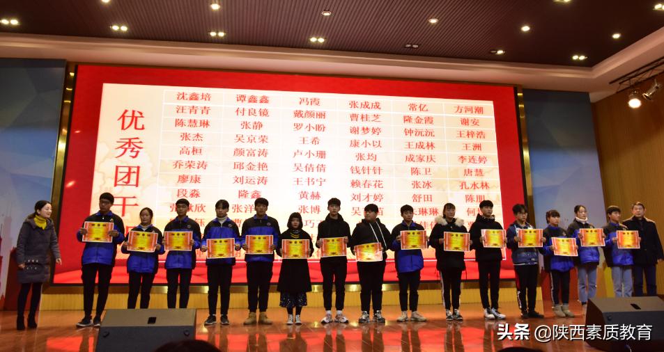 学校休业式，每个孩子捧回的不仅是奖状，更是成长的印记